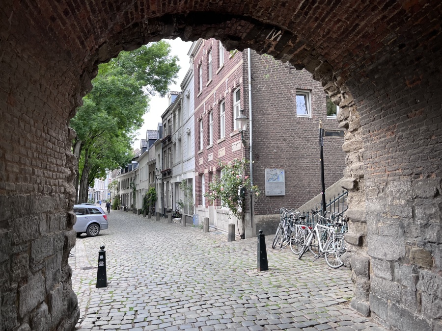 Pr�chod br�nou Helpoort